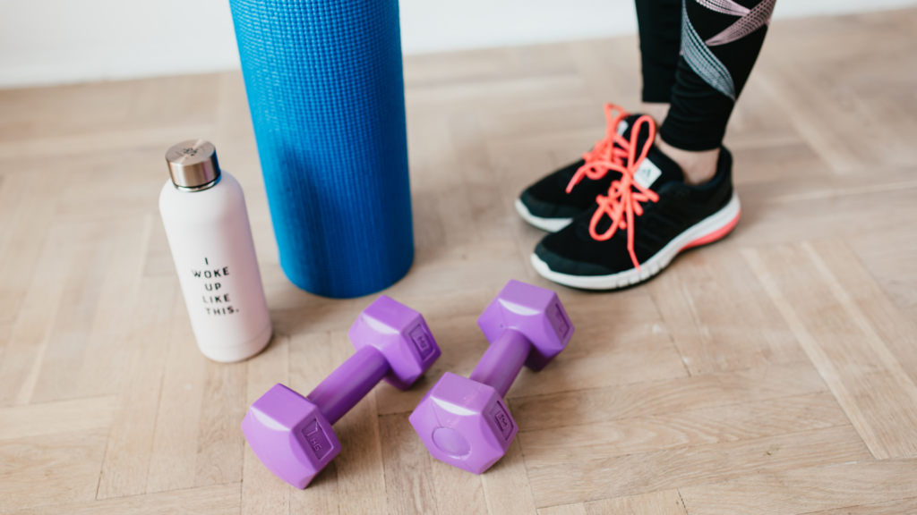tapis de sport baskets et altères